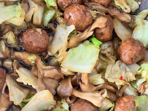 市販のミートボールとキャベツの炒め物